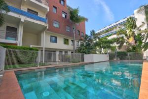 a swimming pool in front of a building at Le Zévi - appt T2 Saint Denis in Saint-Denis