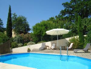 Bazén v ubytovaní CHAMBRES D'HOTES "MAISON PONS" proche UZES - PONT DU GARD alebo v jeho blízkosti + 24 fotografií
