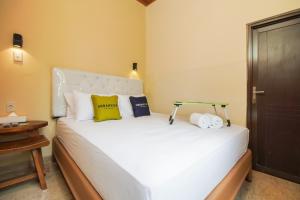 Postel nebo postele na pokoji v ubytování Urbanview Hotel Cantee Halim Perdanakusuma by RedDoorz