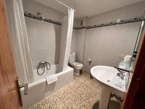 カスティエジョ・デ・ハカにあるMeson de Castielloのバスルーム(バスタブ、洗面台、トイレ付)