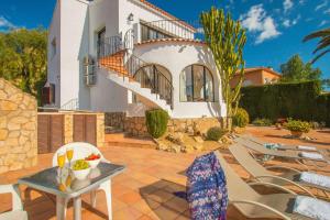 Willa z patio i domem w obiekcie Villa Tran - Plusholidays w mieście Calpe