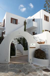 a white building with an archway in front of it at Edem Garden Residence in Platis Gialos