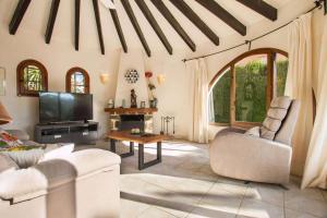 salon z kanapą i telewizorem w obiekcie Villa Tran - Plusholidays w mieście Calpe