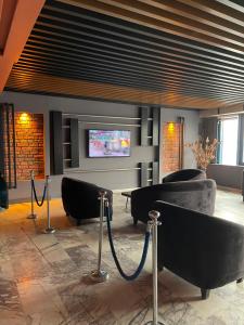 eine Lobby mit Sofas und einem TV an der Wand in der Unterkunft Lider HOTEL in Istanbul