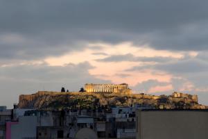 un bâtiment au sommet d'une colline avec des bâtiments dans l'établissement Athens Key Hotel, Trademark Collection by Wyndham, à Athènes