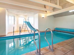 basen ze zjeżdżalnią w budynku w obiekcie 10 person holiday home in Bl vand w mieście Blåvand