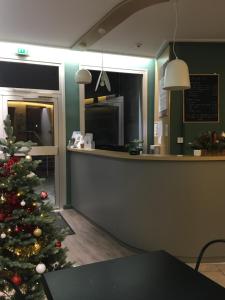 Fotografie z fotogalerie ubytování Hôtel Au Val De Saône Free Parking v destinaci Sathonay-Camp