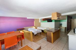 um quarto com uma cozinha e uma sala de jantar em Apartaments Turistics Natural Suites Manzano 3000 em Pas de la Casa