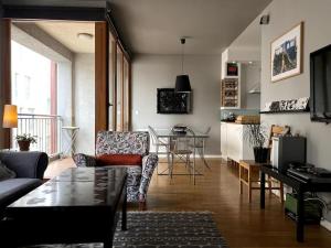 - un salon avec un canapé et une table dans l'établissement Artist's Apartment in Prishtina, à Pristina