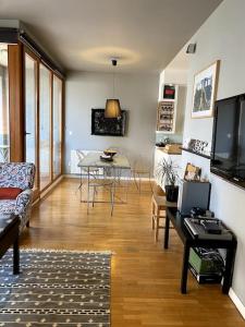 een woonkamer met een bank en een tafel bij Artist's Apartment in Prishtina in Pristina