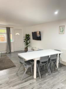 a white table and chairs in a living room at BEA Elcot Close in Manchester