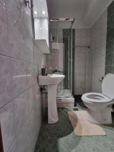 łazienka z toaletą i umywalką w obiekcie Νέο, μοντέρνο & ήσυχο. Ιδανικό για 2 επισκέπτες. w Chalkidzie