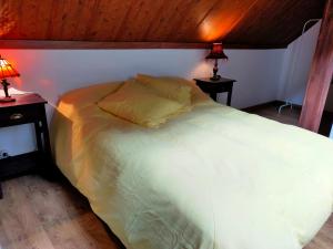 1 dormitorio con 1 cama blanca y 2 lámparas en Precioso Ático dúplex en Canfranc, Casa Marco, en Canfranc