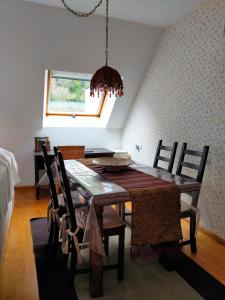 comedor con mesa, sillas y ventana en Precioso Ático dúplex en Canfranc, Casa Marco, en Canfranc