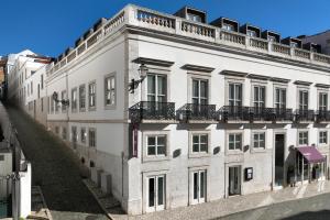 Un edificio blanco con un balcón en la parte superior. en Inspira Liberdade Boutique Hotel, en Lisboa