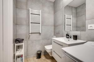 un piccolo bagno con lavandino e servizi igienici di Central Platinum Apartments 19 a Rybnik