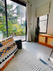 um quarto com uma cama e uma grande janela em Crystal Bali Style em Salad Beach