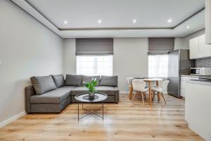 una sala de estar con un sofá y una mesa en Central Platinum Apartments 31, en Rybnik 12 fotos más
