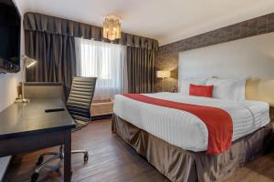 Postel nebo postele na pokoji v ubytování Best Western Plus Village Park Inn