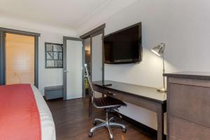 TV a/nebo společenská místnost v ubytování Best Western Plus Village Park Inn