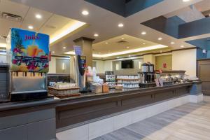 TV a/nebo společenská místnost v ubytování Best Western Plus Village Park Inn