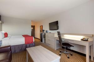 TV a/nebo společenská místnost v ubytování Best Western Plus Village Park Inn