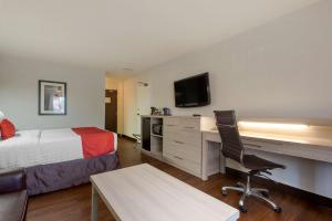 Postel nebo postele na pokoji v ubytování Best Western Plus Village Park Inn