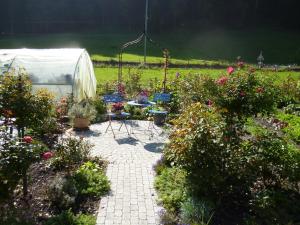 A garden outside B&B Hofstetter