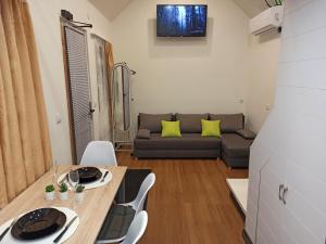 - un salon avec une table et un canapé dans l'établissement Tiny House, à Narva-Jõesuu