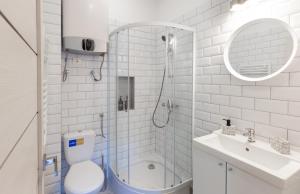 La salle de bains est pourvue d'une douche, de toilettes et d'un lavabo. dans l'établissement A27- Boutique Apartments, Best Location. By BQA, à Budapest