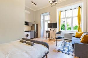um quarto com uma cama grande e uma sala de estar em A27- Boutique Apartments, Best Location. By BQA em Budapeste