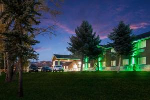 une maison avec des lumières vertes sur son côté dans l'établissement Quality Inn & Suites Steamboat Springs, à Steamboat Springs