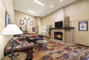 sala de estar con sofá y chimenea en Quality Inn & Suites Steamboat Springs, en Steamboat Springs