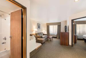 Habitación de hotel con sofá y sala de estar. en Quality Inn & Suites Steamboat Springs, en Steamboat Springs