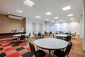 uma sala de aula com mesas e cadeiras em Tri Hotel Balneario Camboriu em Balneário Camboriú