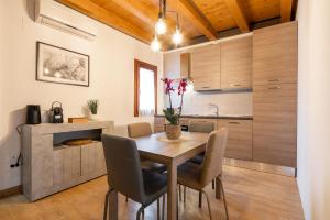 a kitchen and dining room with a table and chairs at [Venezia-Suite Hemingway]a pochi passi Outlet in Noventa di Piave