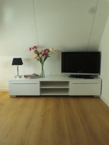 En tv och/eller ett underhållningssystem på Top appartement Short Stay in mooie omgeving Kortenhoef.