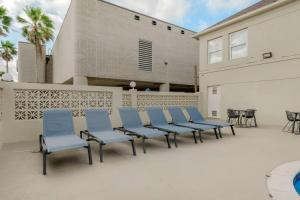 una fila di sedie blu sedute su un patio di Comfort Inn a South Padre Island