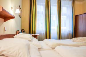 מיטה או מיטות בחדר ב-Hotel Astoria