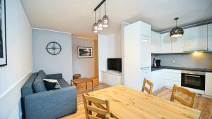 Kuchyňa alebo kuchynka v ubytovaní Apartamenty EverySky Nad Łomnicą 15-15A