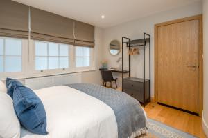 a bedroom with a bed and a desk and window at ALTIDO Elegant house near Regent's Park in London