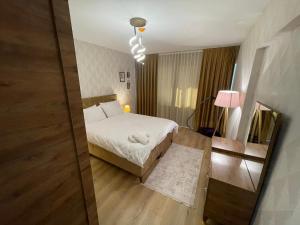 ein kleines Schlafzimmer mit einem Bett und einem Spiegel in der Unterkunft King Suite ZG5 in Esenyurt