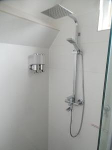 een douche in een badkamer met een glazen deur bij Top appartement Short Stay in mooie omgeving Kortenhoef. in Kortenhoef