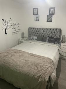 Una cama o camas en una habitación de Lovely 1 Bedroom Condo in Leicester City