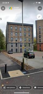 un estacionamiento con un edificio en el fondo en Lovely 1 Bedroom Condo in Leicester City en Leicester