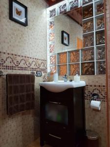 y baño con lavabo y espejo. en Apartamento rural zona céntrica isla en Puerto del Rosario