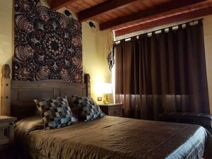 a bedroom with a large bed and a window at Apartamento rural zona céntrica isla in Puerto del Rosario