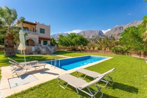 Bazén v ubytovaní Spiros Beach Villa alebo v jeho blízkosti