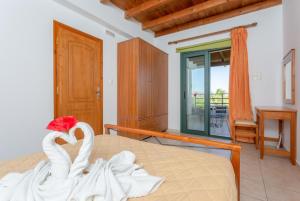 Posteľ alebo postele v izbe v ubytovaní Spiros Beach Villa