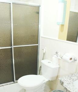 y baño con ducha, aseo y lavamanos. en Bravo Suites São Carlos, en São Carlos